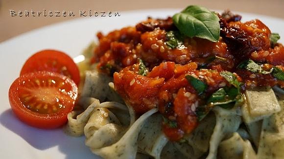Makaron z pomidorowym sosem sezamowym i kurczakiem