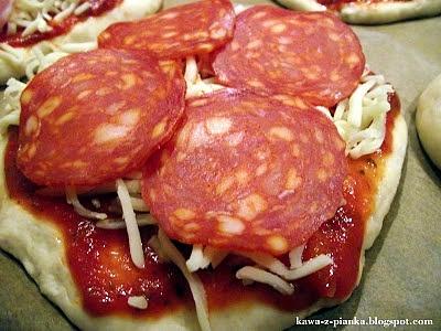 Pizza z salami na światowy dzień pizzy