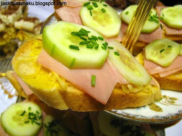 Kanapeczki imprezowe z ogórkiem, szynką i serem żółtym