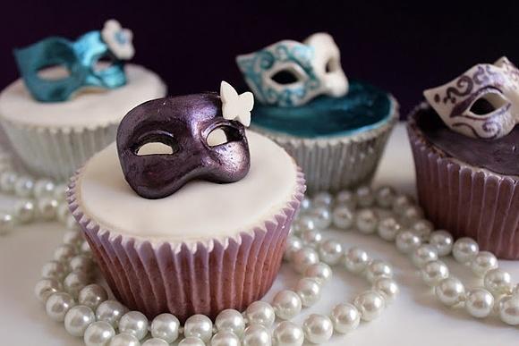 Cupcakes z maskami karnawałowymi