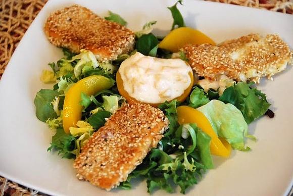 Halloumi w sezamie na sałacie z brzoskwiniami