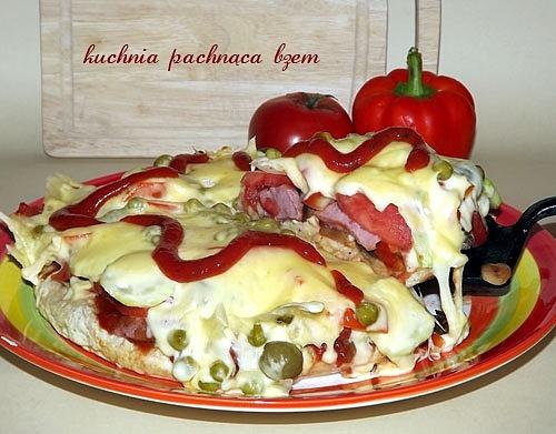 Moje domowe ciasto na pizzę z dodatkami