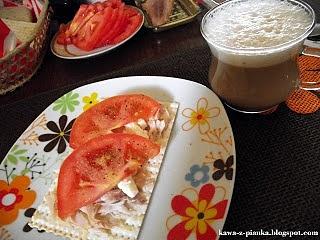 Kanapeczki z wędzoną makrelą, pomidorem i serem camembert