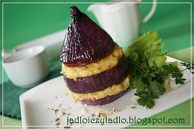 Czerwona cebula w glazurze z miodu przekładana kaszą jaglaną