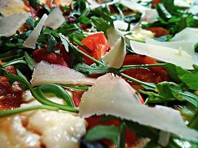 Chrupiąca pizza na cienkim cieście z rukolą i szynką parmeńską