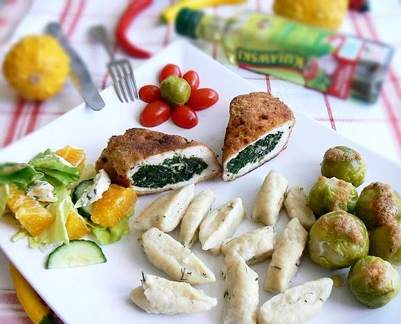 Drobiowe roladki nadziewane szpinakiem, szagówki i brukselką