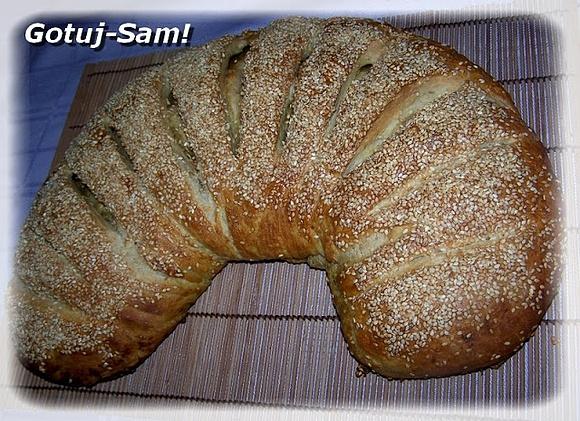Rogal z pesto i sezamową skórką