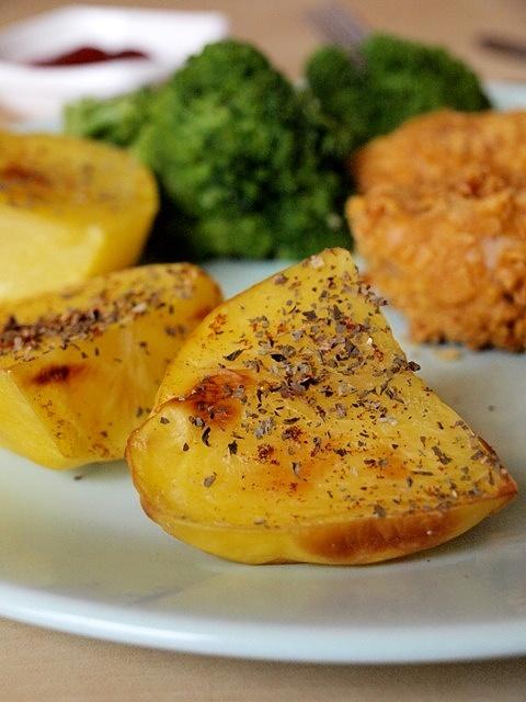 Aromatyczne pieczone ziemniaczki z bazylią