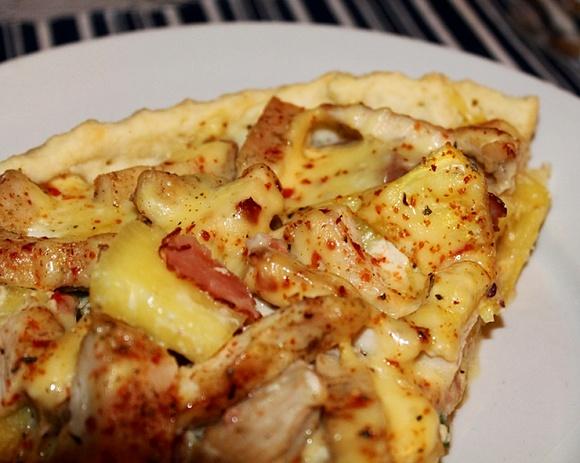 Tarta z kurczakiem i ananasem dla fanów pizzy hawajskiej