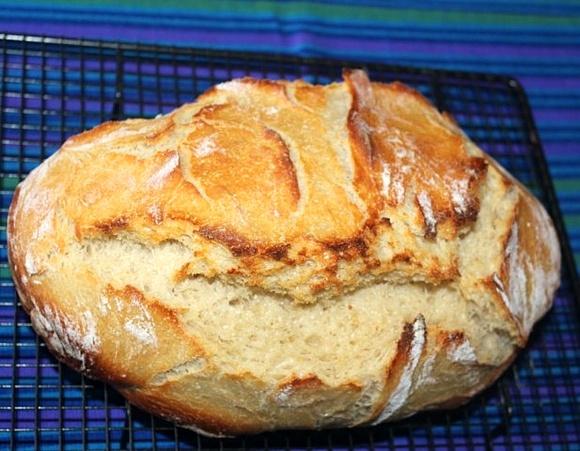 Chlebek pszenny leniwy do pieczenia w lodówce