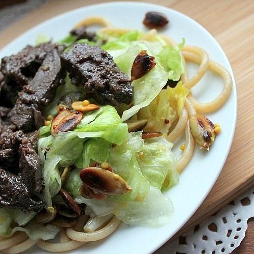 Wątróbka smażona z cebulką i makaronem pełnoziarnistym z sałatą lodową, pestkami dyni, musztardą francuską i oliwą