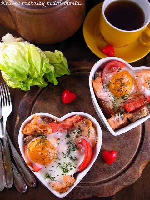Łosoś zapiekany z jajkiem, parmezanem i pomidorem
