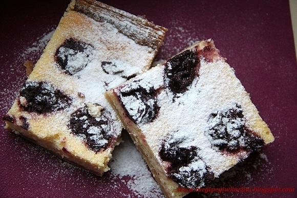 Ciasto na ostatki z ciasta francuskiego z wiśniami i serem białym