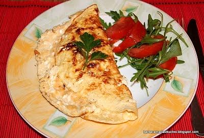 Omlet z serek wiejskim i rukolą na śniadanie