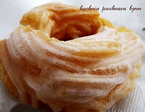 Gniazdka lub pączki hiszpańskie - puszyste i wilgotne