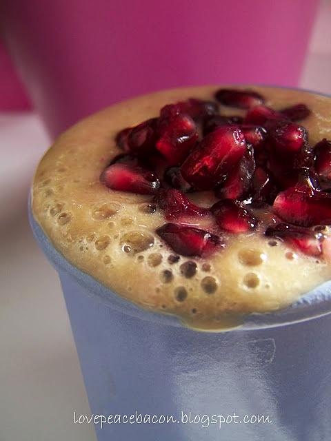 Piernikowe smoothie z granatu i mango