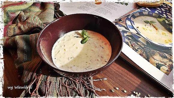 Arabska zupa jogurtowa z pęczakiem