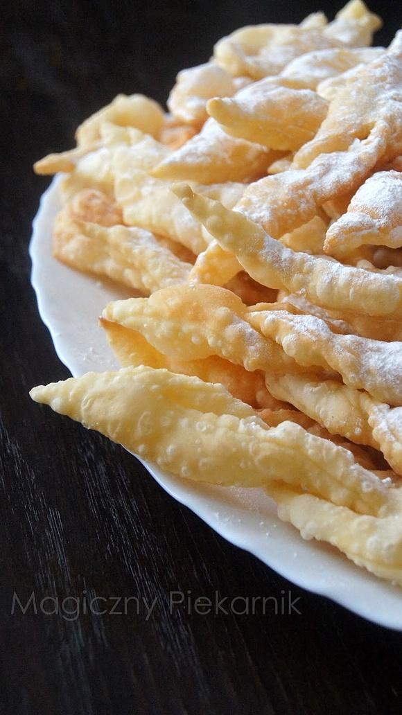 Faworki kruche i delikatne - przepis na chrust na ostatki