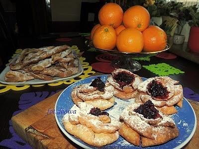 Róże smażone na tłuszczu, posypane cukrem pudrem