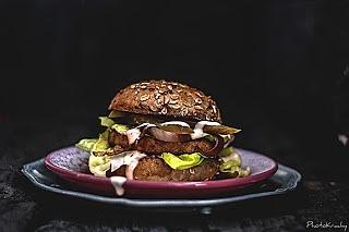 Burger z kurczaka z sosem mleczno-chrzanowym