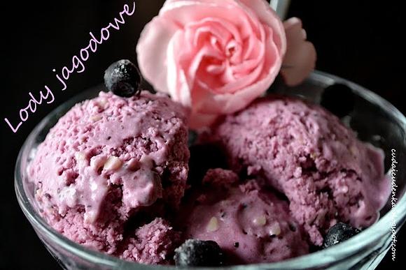 Lody jagodowe z białą czekoladą