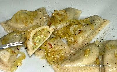 Pierogi z kaszą gryczaną twarogiem i brokułem