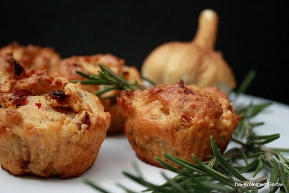 Muffinki z serem, suszonymi pomidorami i ziołami