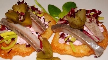 Popielcowe placki ze śledziem