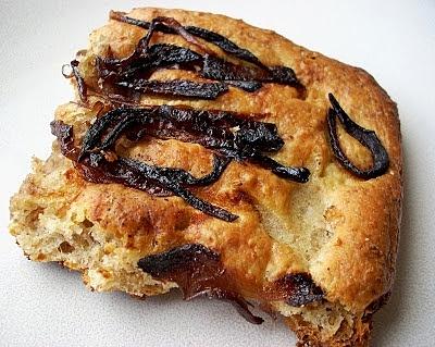 Pełnoziarnista focaccia z karmelizowaną cebulą