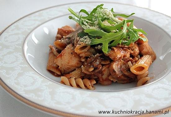 Lekka pasta z kurczakiem, pieczarkami i rukolą