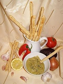 Guacamole z paluszkami chlebowymi i sosem z awokado