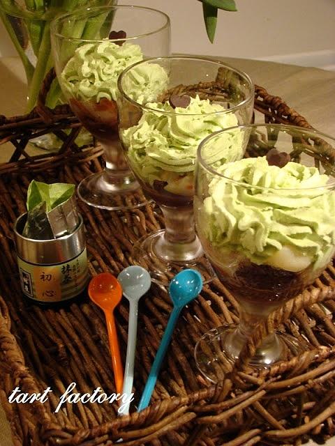 Walentynkowy deser z czekoladowym brownies, musem z matcha i bitą śmietaną