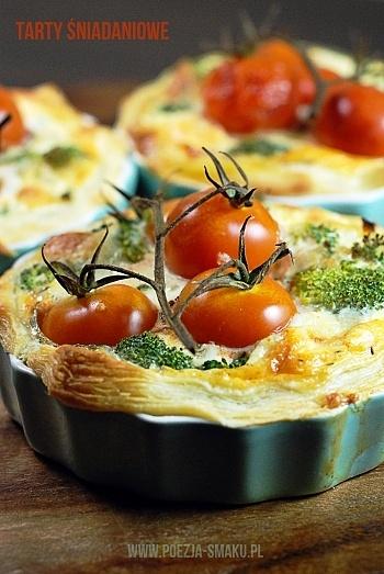 Tarta śniadaniowa z ciasta francuskiego