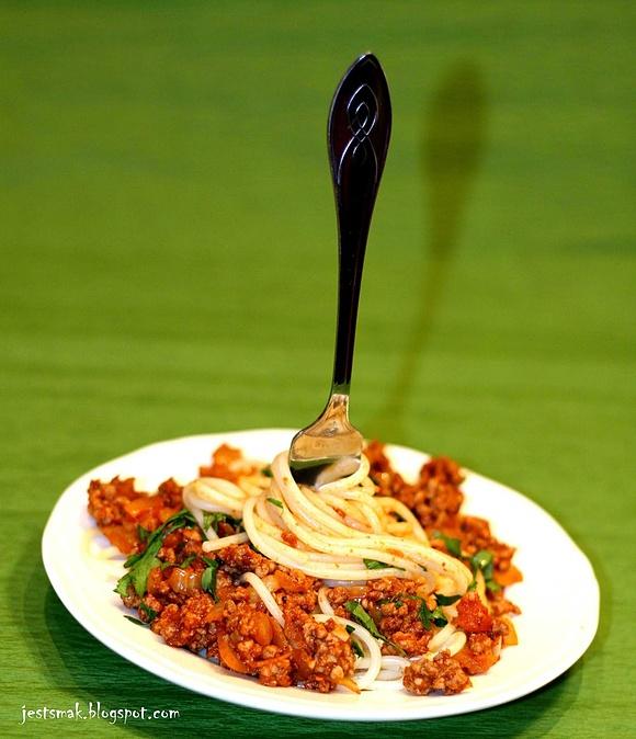 Spaghetti bolognese z czerwonym winem i ostrymi przyprawami