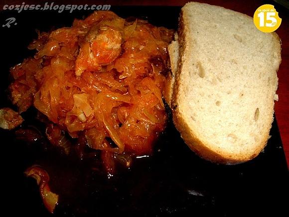 Bigos - tradycyjny polski bigos z mięsem i kapustą