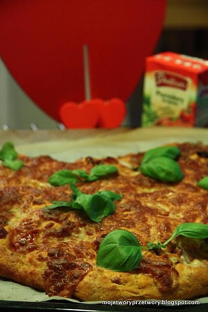 Pomidorowa pizza na pomidorowym cieście