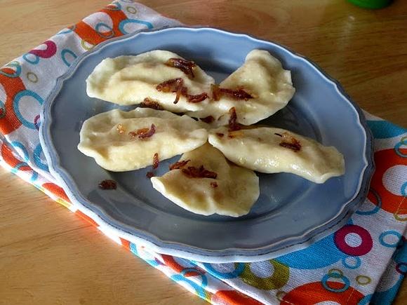 Pierogi z farszem ziemniaczano-serowym i cebulą