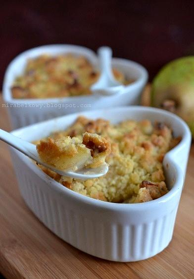 Orzechowe crumble z gruszkami i kardamonem