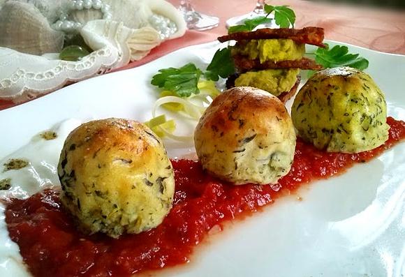 Pieczone kuleczki ziemniaczane z musem i grillowanym boczkiem