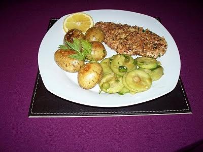Kurczak w orzechowej panierce z ogórkami w sosie francuskim