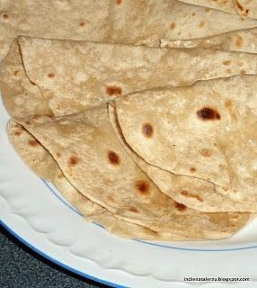 Roti placki indyjs asyskie pełnoziarniste z mąki pszennej