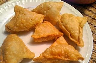 Samosa - wegetariańskie pierożki z ziemniakami i groszkiem