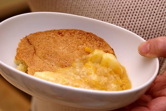 Cobbler z jabłkami i brzoskwiniami z limonkową skórką