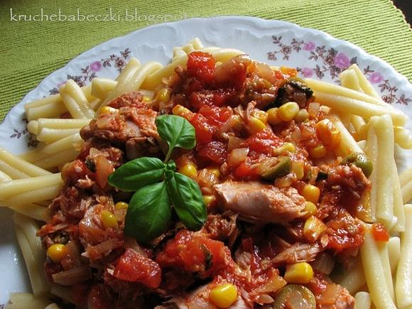 Tuńczyk w pomidorach i makaron