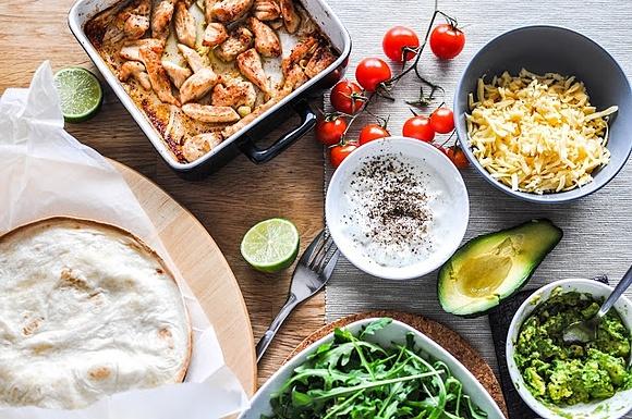 Tortilla z kurczakiem, pomidorami koktajlowymi i awokado