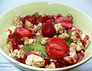 Crunchy owoce z jogurtem na śniadanie