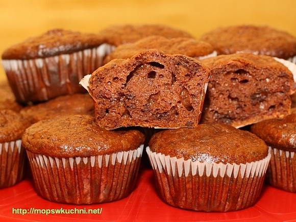 Muffinki czekoladowe z dżemem malinowym