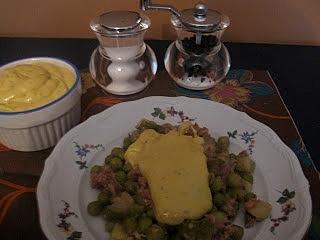 Sałatka z tuńczyka i groszku w musztardowym dresingu