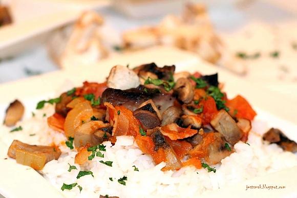 Risotto pieczarkowe z boczkiem i pomidorami