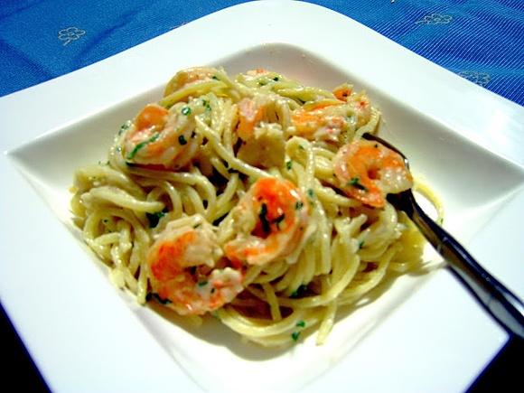 Spaghetti z krewetkami w sosie śmietanowym i winem